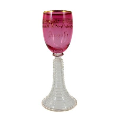 Weinglas mit rosalinfarbener Kuppa, gravierten Notenschlüssel und Sinspruch