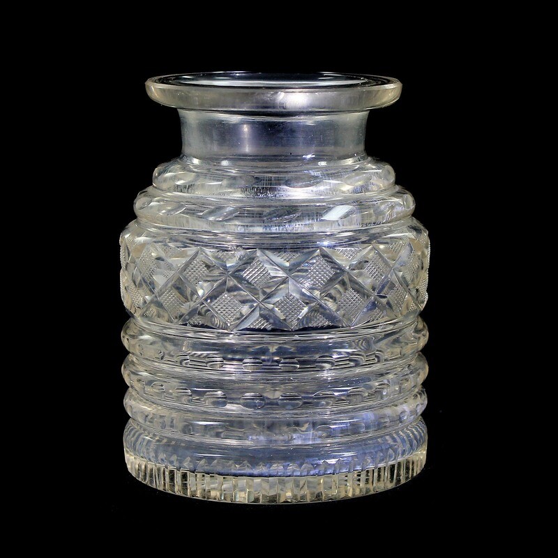 Flacon made of colorless glass with cross-hatching, France around 1825-30.