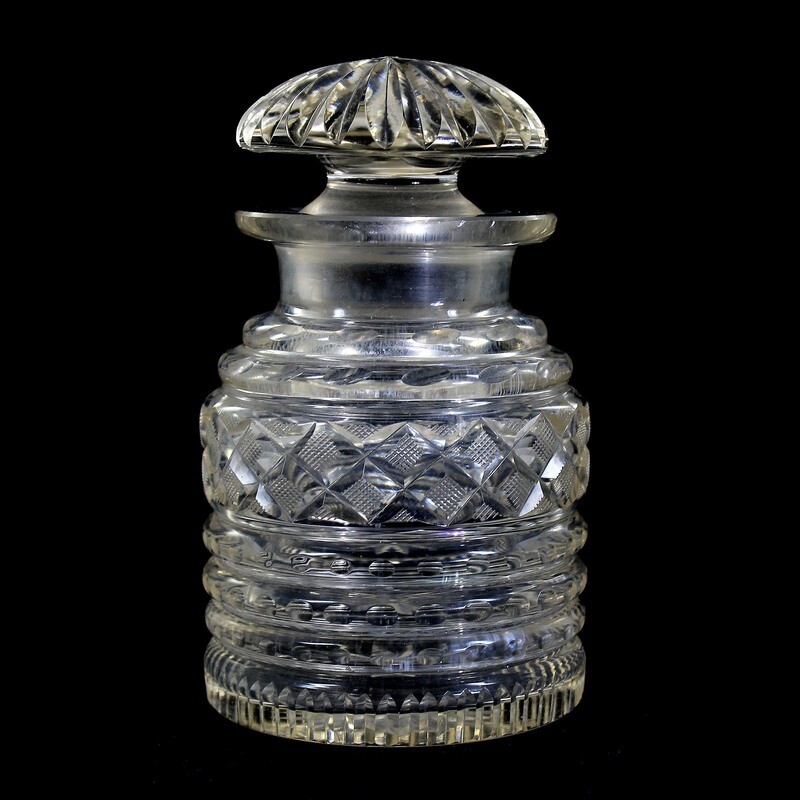 Flacon made of colorless glass with cross-hatching, France around 1825-30.