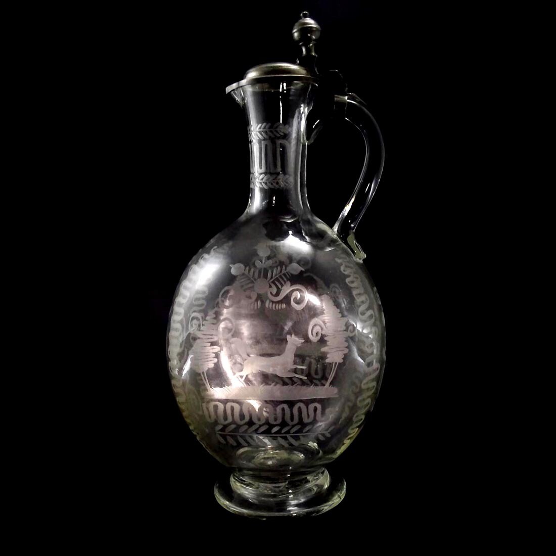 size Narrow-necked jug / jug with slipped &amp; engraved decoration, depiction of animals