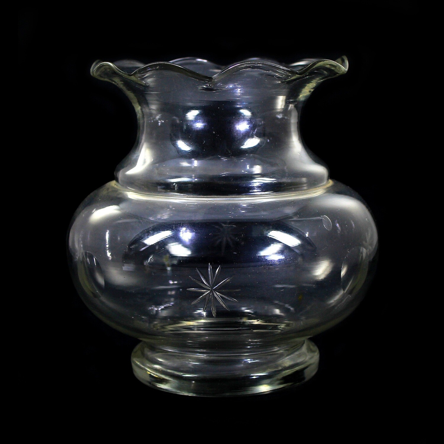 Goldfish bowl made of colorless glass with an arched edge, late 19th century.