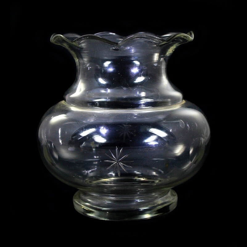 Goldfish bowl made of colorless glass with an arched edge, late 19th century.
