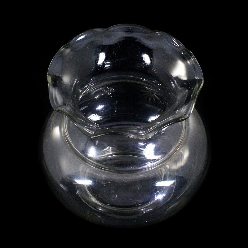 Goldfish bowl made of colorless glass with an arched edge, late 19th century.
