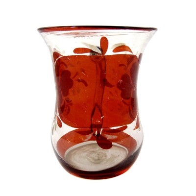 Rot lasierter Henkelbecher aus farblosem Glas mit abgeschlagenem Abriss