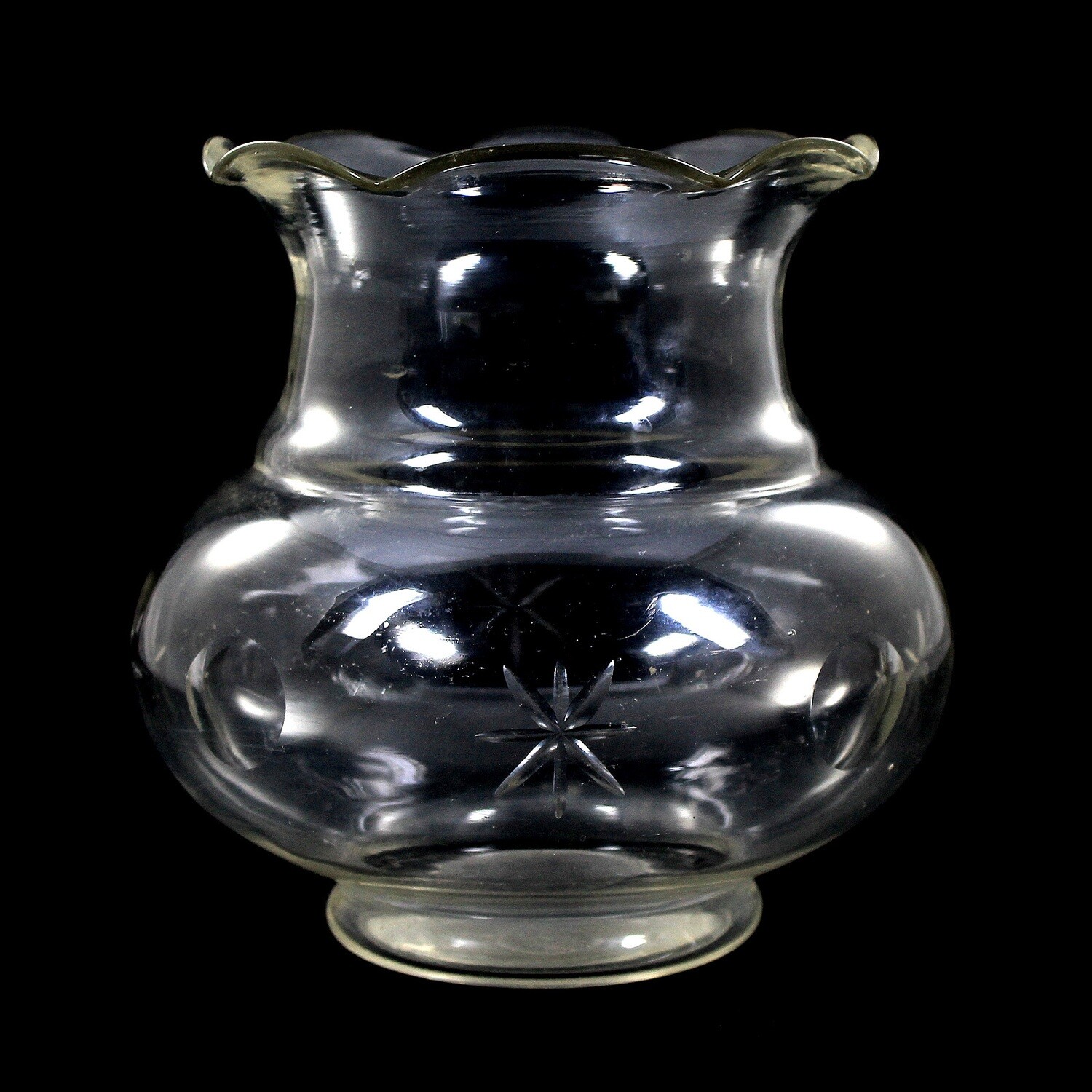 Goldfish bowl made of colorless glass with an arched edge, late 19th century.