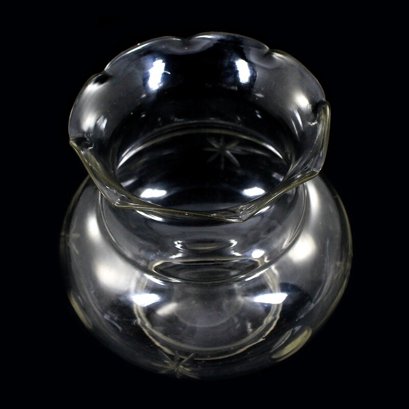 Goldfish bowl made of colorless glass with an arched edge, late 19th century.