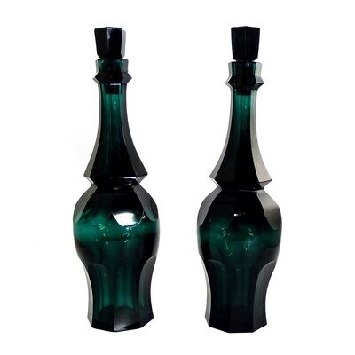 Paar Karaffen aus russisch grünen vielfach facettiertem Glas, Böhmen oder Frankreich