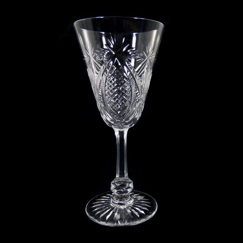 2 stem glasses with decorative cut decoration, Cristallerie Baccarat, form 8588 around 1900