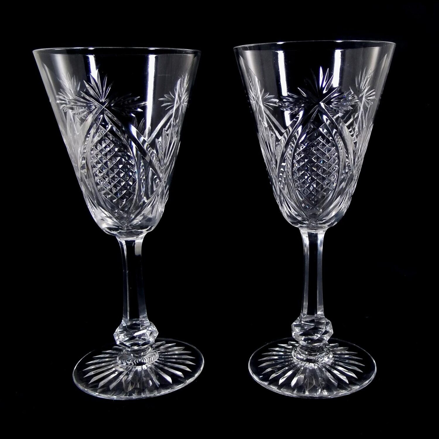 2 stem glasses with decorative cut decoration, Cristallerie Baccarat, form 8588 around 1900
