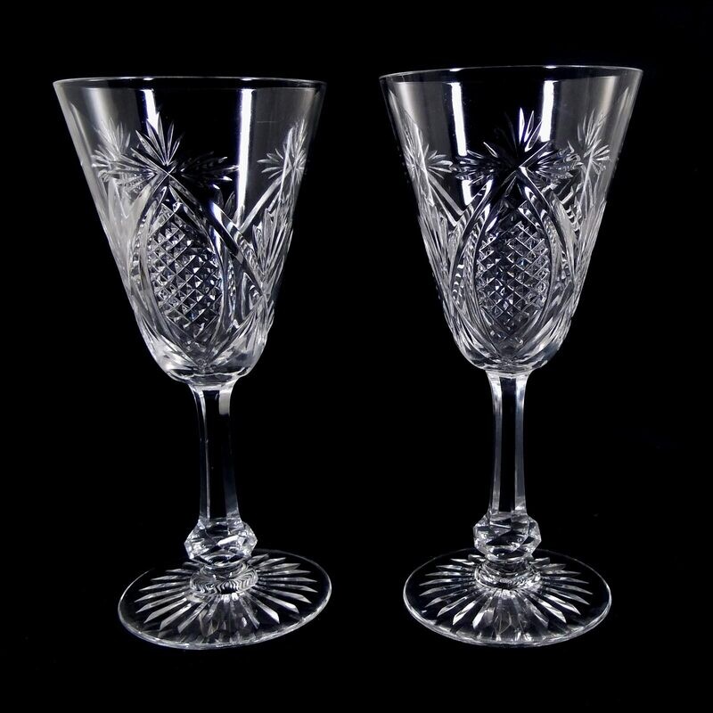 2 stem glasses with decorative cut decoration, Cristallerie Baccarat, form 8588 around 1900