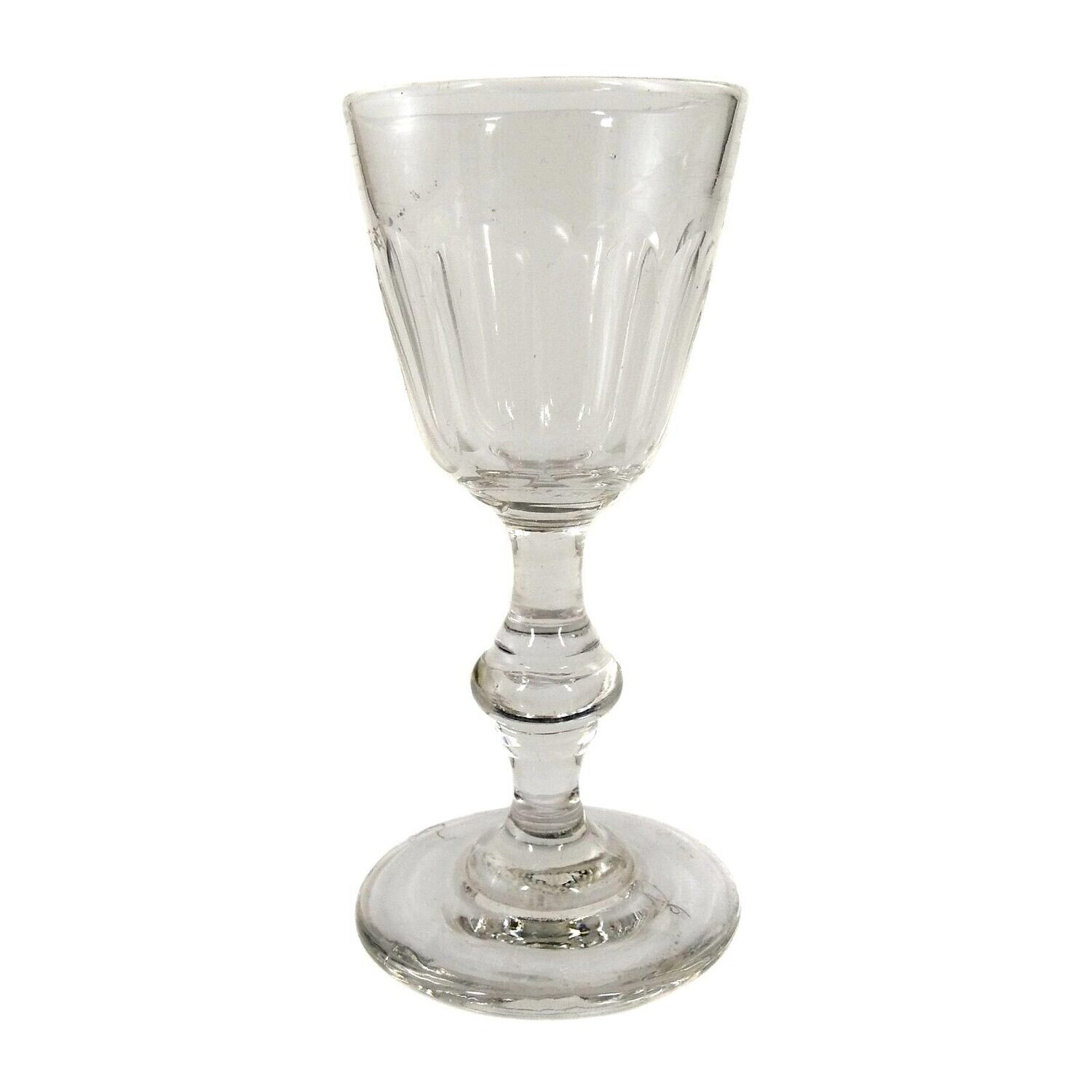 Schnapsglas aus farblosem Glas mit Bogenfacetten und getreppten Nodus um 1870-80
