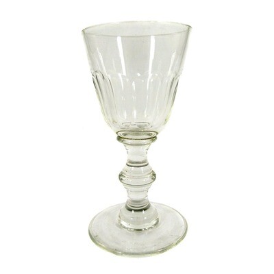 Schnapsglas aus farblosem Glas mit Bogenfacetten &amp; getreppten Nodus, um 1870-80