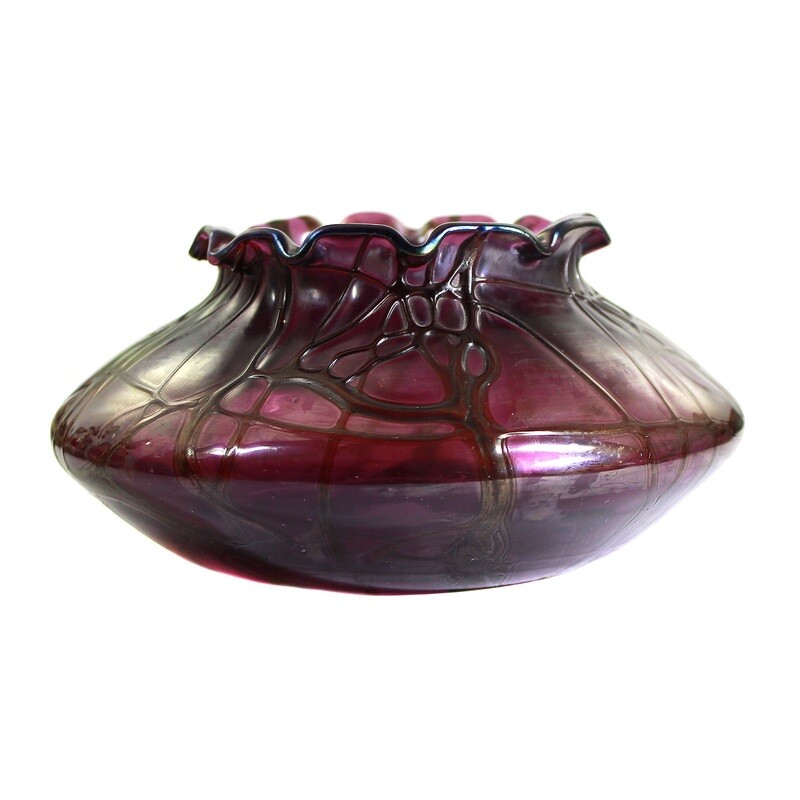 Vase made of lilac-colored glass with thread overlays, Glasfabrik Elisabeth around 1900