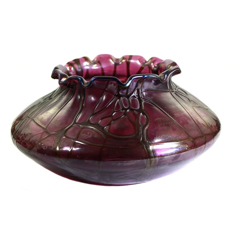 Vase made of lilac-colored glass with thread overlays, Glasfabrik Elisabeth around 1900