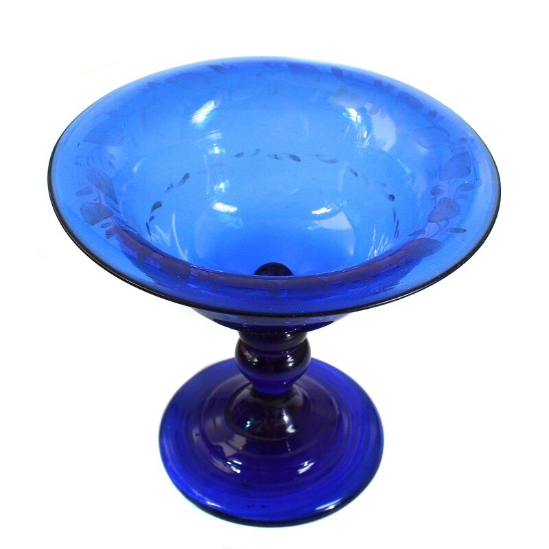 Footed bowl made of blue glass with etched decoration, German, 2nd half of the 19th century.