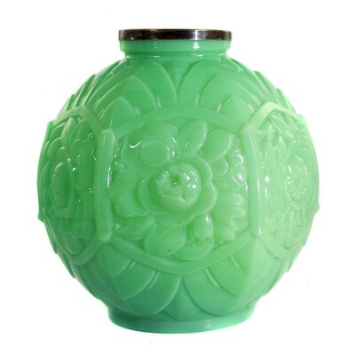 Art Deco Vase aus opakgrünem Glas mit Relief-Dekor, signiert CLA France