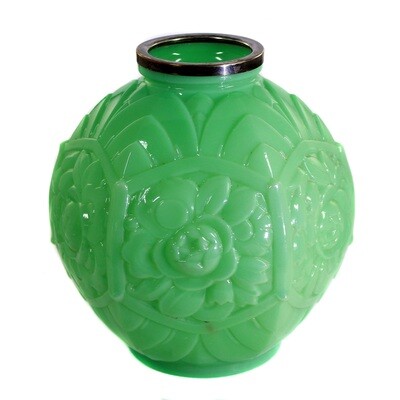 Art Deco Vase aus opakgrünem Glas mit Relief-Dekor, signiert CLA France