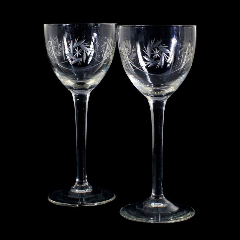 Pair of stem glasses made of colorless glass with a sling star decoration, around 1920