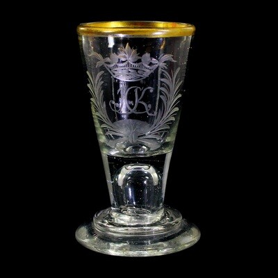 Schnapsglas aus farblosem Glas mit bekrönten Ligaturmonogramm, 2. Hft. des 18.Jh.