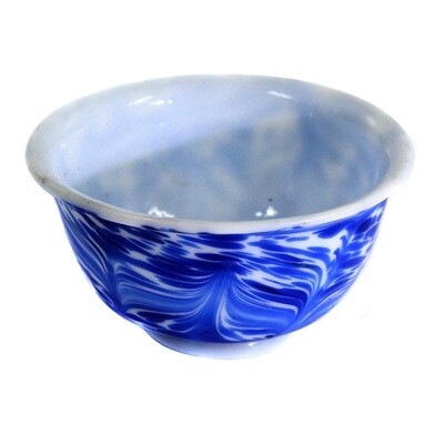 Koppchen aus Milchglas mit gekämmten blauen Fadendekor, Flühli, 18.Jh.
