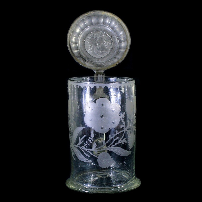 Rare roller jug with pewter lid, wall with Tudor rose, around 1760-70