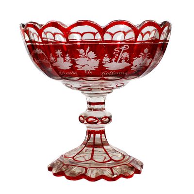 Fussschale aus rubinrot lasiertem Glas mit Allegorien, Böhmen um 1860-70
