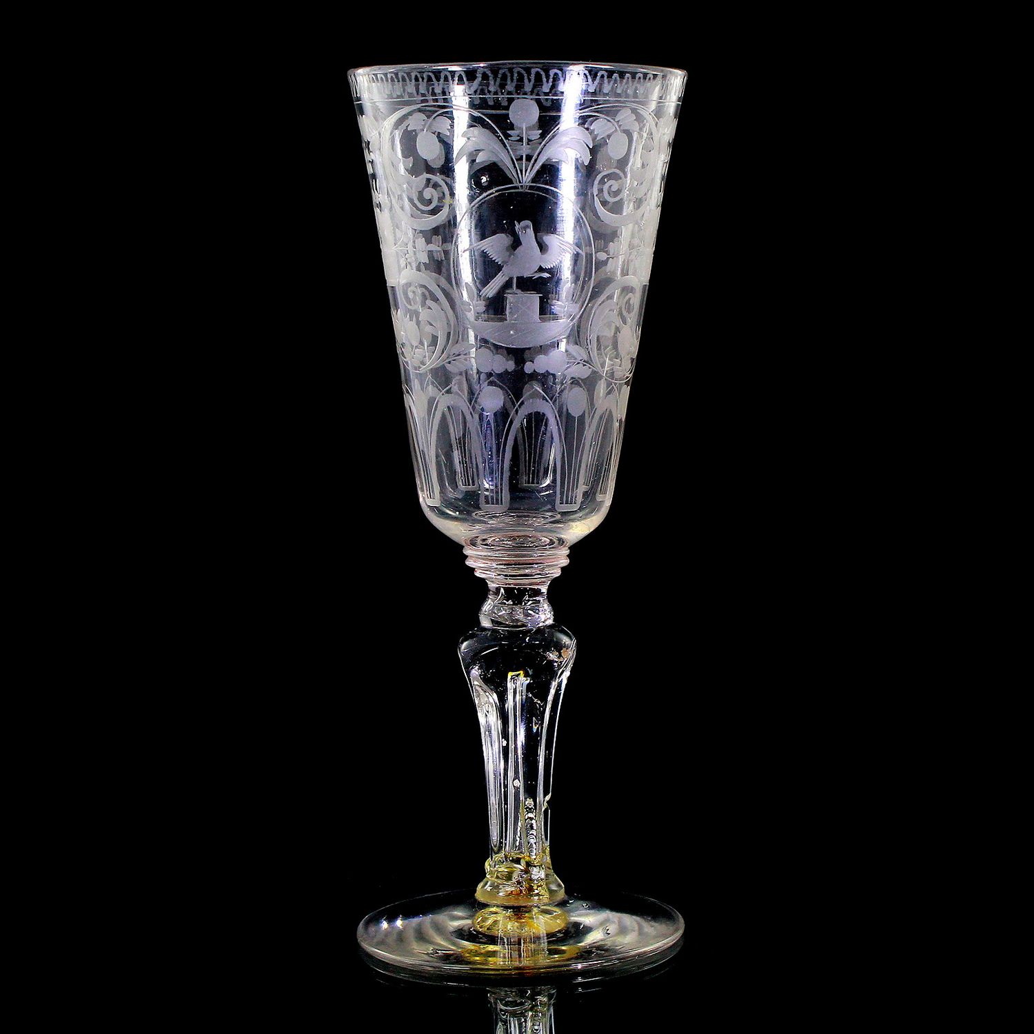 Cup with baluster shaft and bird depictions, Thuringia, 2nd half of the 18th century.