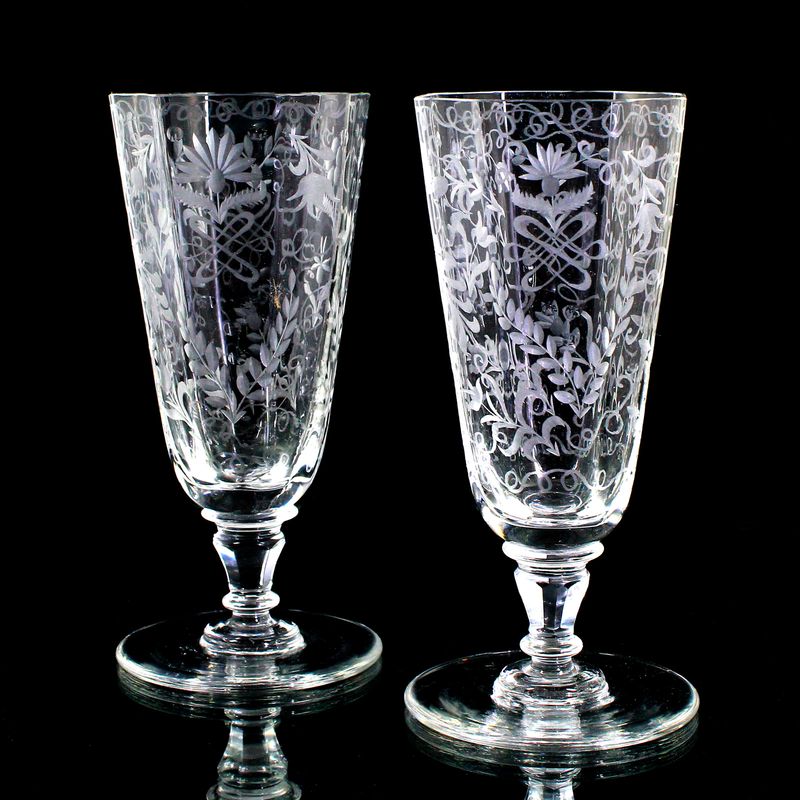 Pair of multi-pass wine glasses with engraved floral decoration in matt cut, 1910