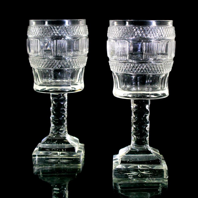 Pair of goblets with square plinth and stone cut, Russia around 1820