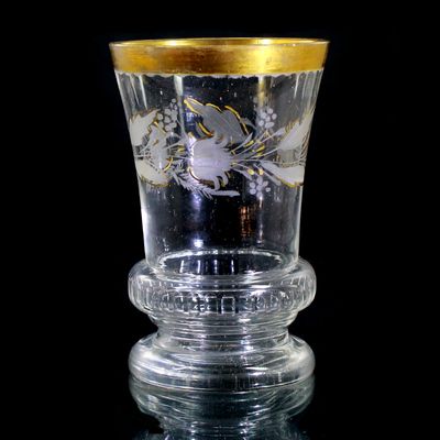 Becher aus farblosem Glas mit umlaufenden Zierschliff, Russland, um 1800-30