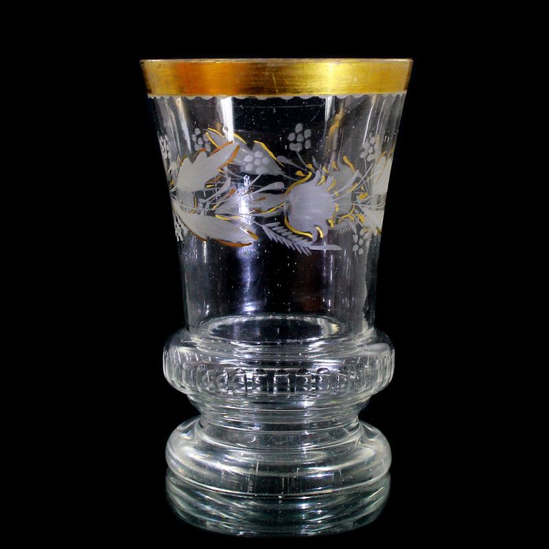 Becher aus farblosem Glas mit umlaufenden Zierschliff, Russland, um 1800-30