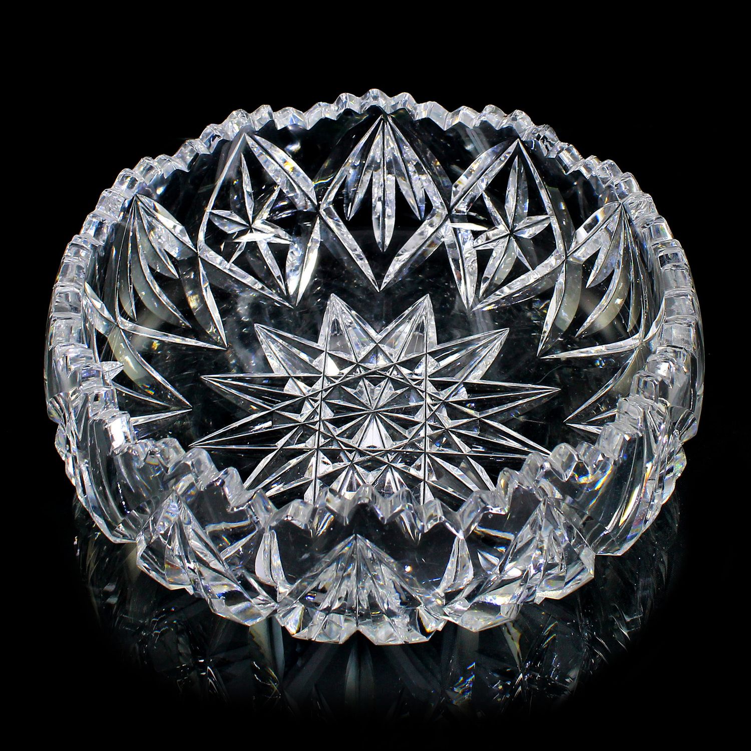 Crystal bowl with elaborate decorative cut decoration, Val Saint Lambert around 1920-30