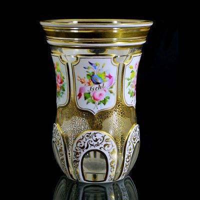 Becher mit hochgeschliffenen Wappenfeldern &amp; Goldmalerei, Böhmen um 1840