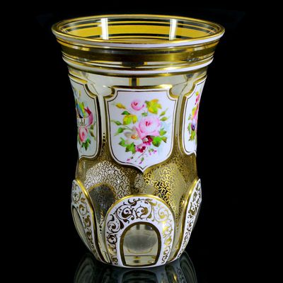 Becher mit hochgeschliffenen Wappenfeldern &amp; Goldmalerei, Böhmen um 1840