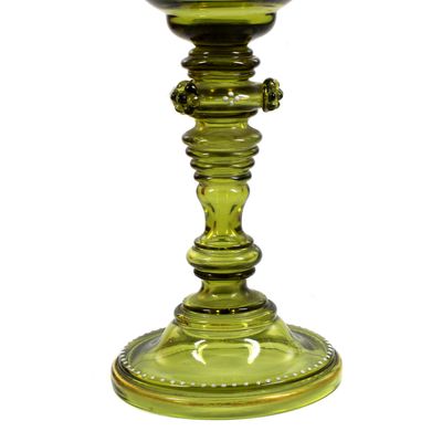 Weinrömer aus olivgrünem Glas mit Emailmalerei, Fritz Heckert, um 1885