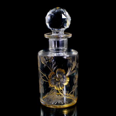 Großer Flakon mit Tiefschnittdekor und Goldmalerei, Baccarat um 1900