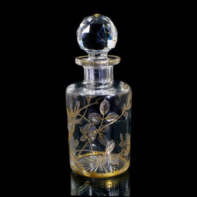 Großer Flakon mit Tiefschnittdekor und Goldmalerei, Baccarat um 1900
