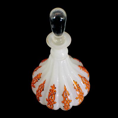 Karaffe aus opakweißem  Glas mit Emailmalerei, Frankreich oder Russland, um 1860-70