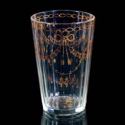 Vielfach facettierter Becher mit Goldmalerei und Quasten, Riesengebirge, Anf. des 19.Jh.