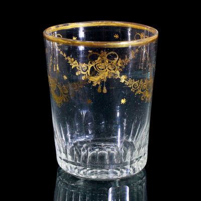 Kleiner kannelierter Becher mit Goldmalerei und Quasten, Riesengebirge, 18. Jh.
