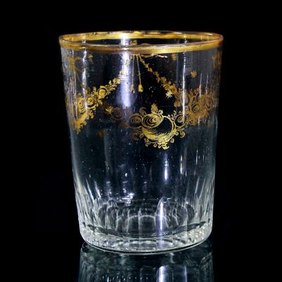 Kleiner kannelierter Becher mit Goldmalerei und Quasten, Riesengebirge, 18. Jh.