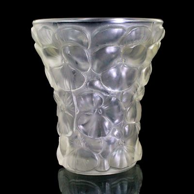 Vase aus mattiertem Pressglas mit Stiefmütterchen-Dekor, Josef Inwald um 1930