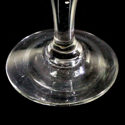 Kleines Kelchglas aus farblosem Glas mit Quasten, Böhmen um 1800-30