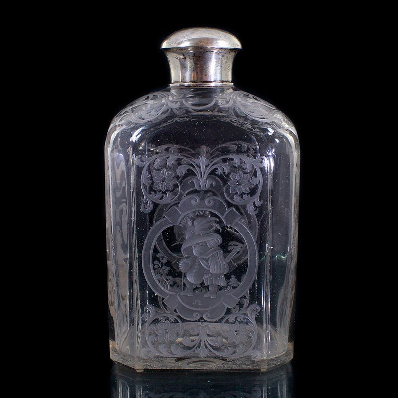 Rectangular bottle with figurative representations and silver mounting, around 1720-30