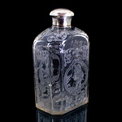 Rechteckflasche mit figürlichen Darstellungen &amp; Silbermontierung, um 1720-30