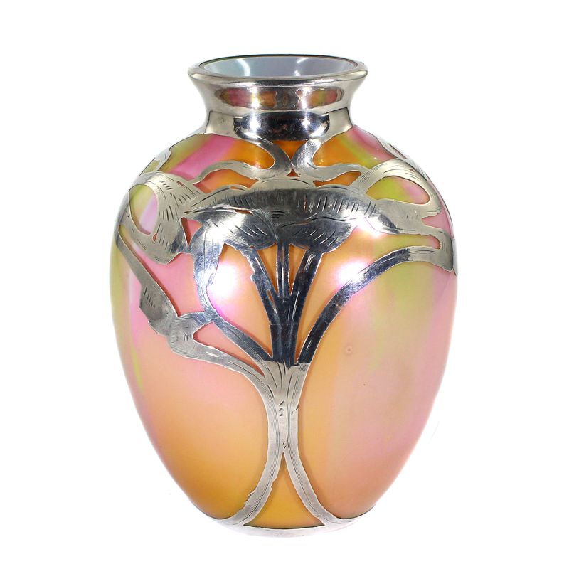 Vase with floral Art Nouveau ornamentation in sterling silver, Neuwelt circa 1896-1905