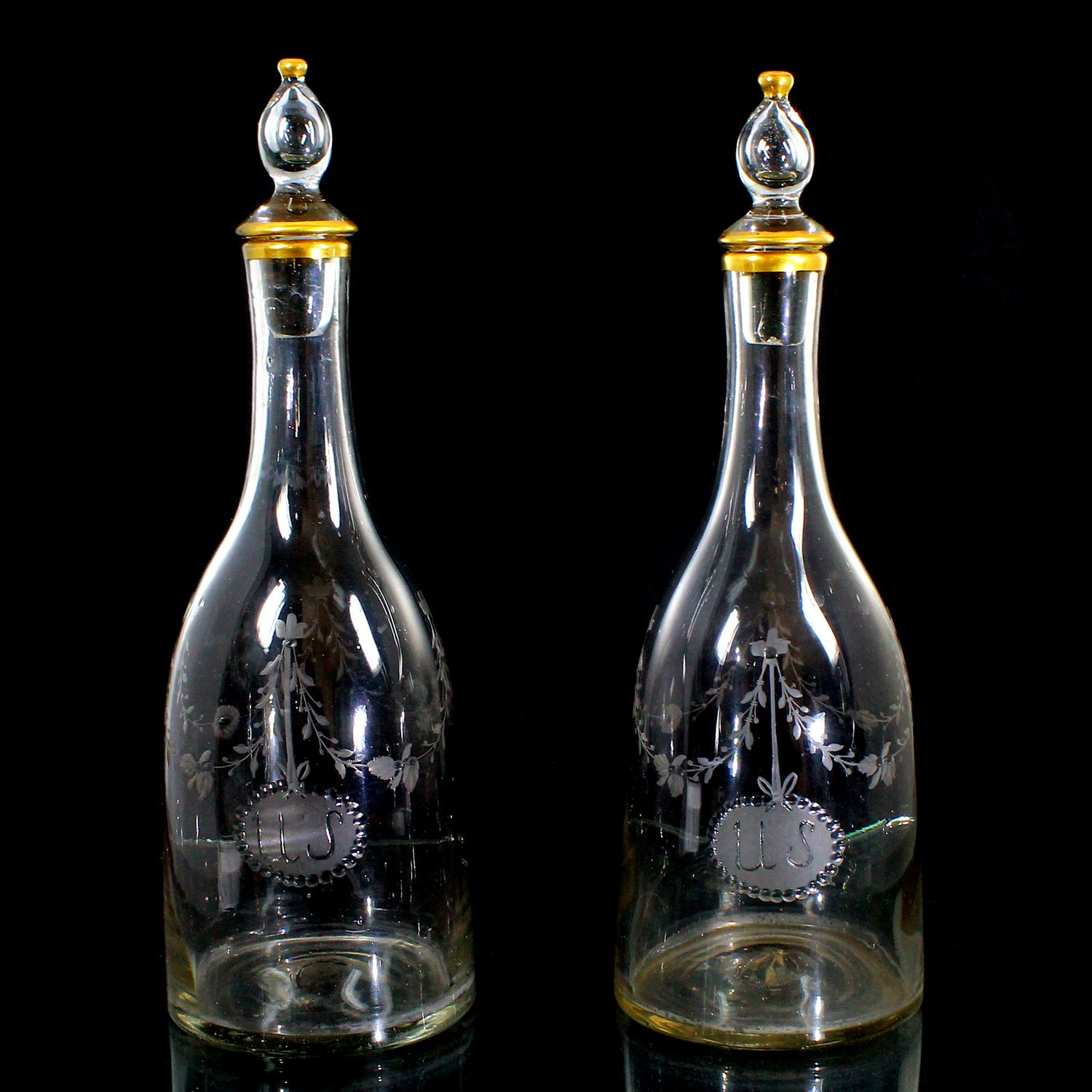 Pair of bottles with stoppers, oval medallion and polished gold rim, Schorborn around 1770