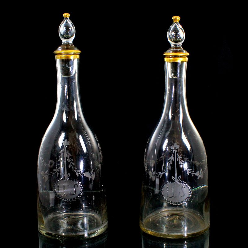 Pair of bottles with stoppers, oval medallion and polished gold rim, Schorborn around 1770