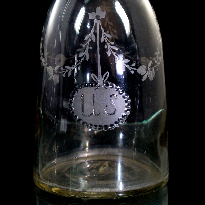 Pair of bottles with stoppers, oval medallion and polished gold rim, Schorborn around 1770