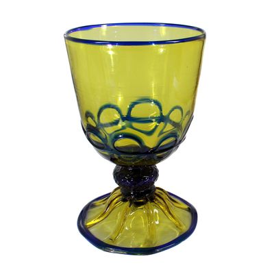 Pokalglasvase aus olivgrünem, massiven Kristallglas mit blauen Ringornamenten.